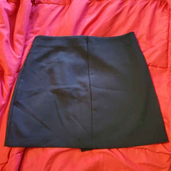 Black mini skirt - Picture 2 of 4